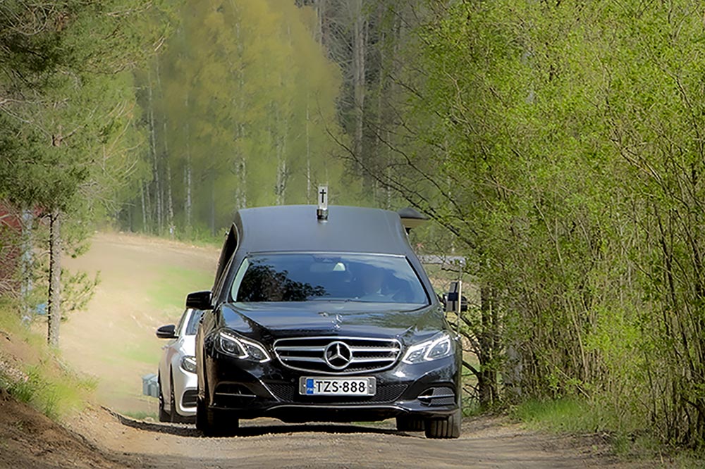 Saattoajo kevätmaisemassa.